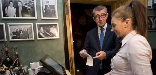 Andrej Babiš prověřuje fungování EET v praxi.