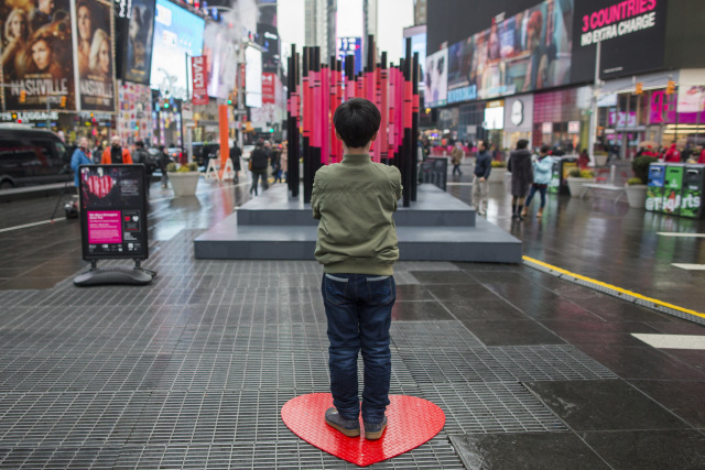 Výtvarná instalace na Times Square v New Yorku s názvem Také jsme byli cizinci. Na třiceti třech kovových sloupcích tvořících růžové srdce jsou vepsána data reprezentující složení americké populace podle sčítání lidu z roku 2015.