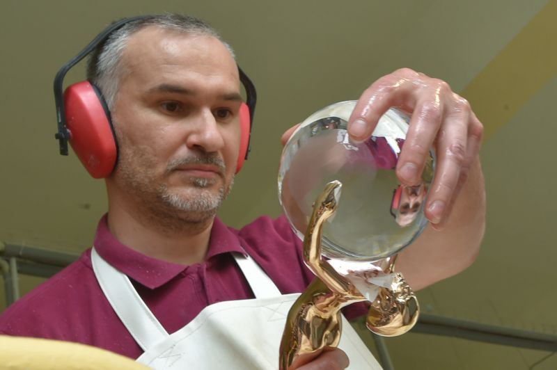 Karlovarská sklárna se specializuje na foukané, ručně broušené, ryté a malované sklo. Karlovarská sklárna se specializuje na foukané, ručně broušené, ryté a malované sklo.
