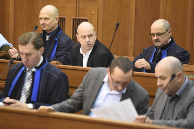 Lobbista Martin Dědic (vzadu uprostřed) u krajského soudu v Ostravě. Lobbista Martin Dědic (vzadu uprostřed) u krajského soudu v Ostravě.