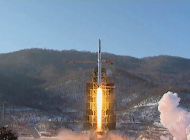 Záběry z odpálení rakety provedeného KLDR.