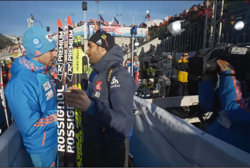 Rus Anton Šipulin a Martin Fourcade si podávají ruku na MS v Rakousku.