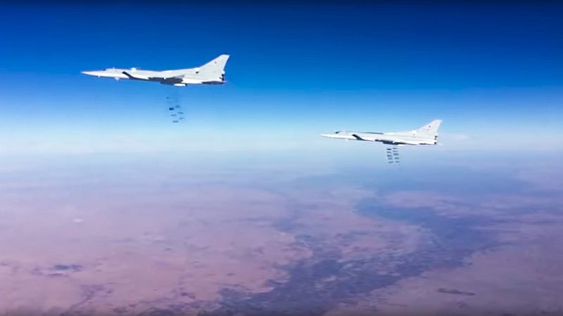 Ruské stíhačky Tu-22M3 bombardují pozice Islámského státu v Sýrii.