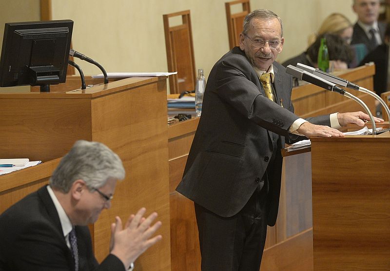 Ministr zdravotnictví Miloslav Ludvík (vlevo) a senátor Jaroslav Kubera při projednávání protikuřáckého zákona.