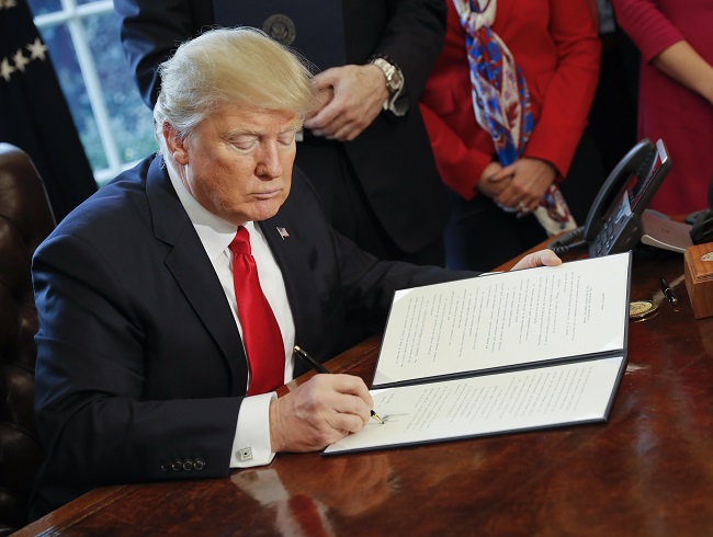 Prezident Donald Trump řekl, že má "velké srdce" a že se o přistěhovalce postará.