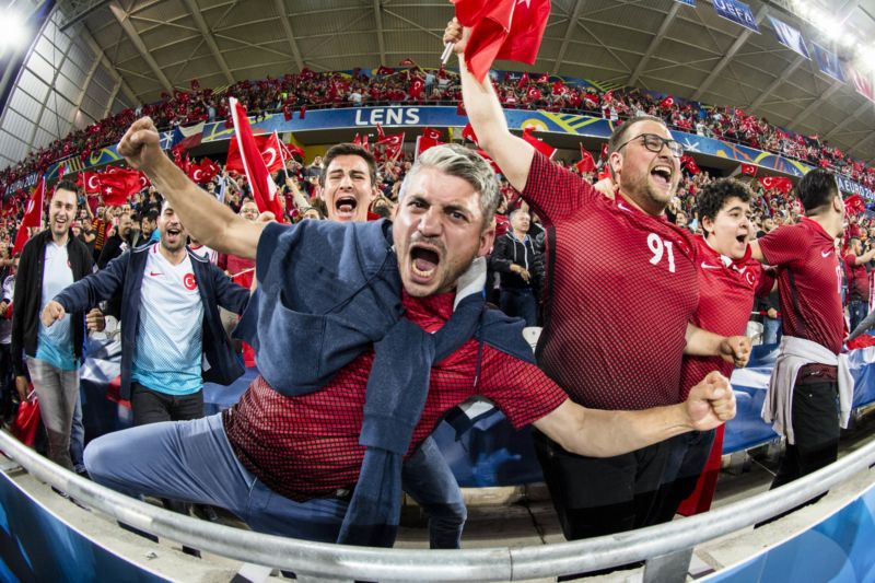 Turečtí fanoušci by na domácím šampionátu jistě vytvořili bouřlivou kulisu. Turečtí fanoušci by na domácím šampionátu jistě vytvořili bouřlivou kulisu.