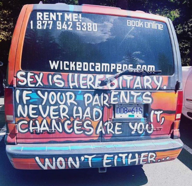 Společnost Wicked Campers propaguje své služby urážlivými slogany. Společnost Wicked Campers propaguje své služby urážlivými slogany.