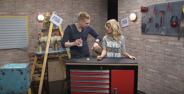 Barrandovští kutilové Adam a Lucie poradí vychytávku na strhávání náplasti. Barrandovští kutilové Adam a Lucie poradí vychytávku na strhávání náplasti.