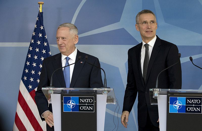 Americký ministr obrany Jim Mattis (vlevo) a generální tajemník NATO Jens Stoltenberg.