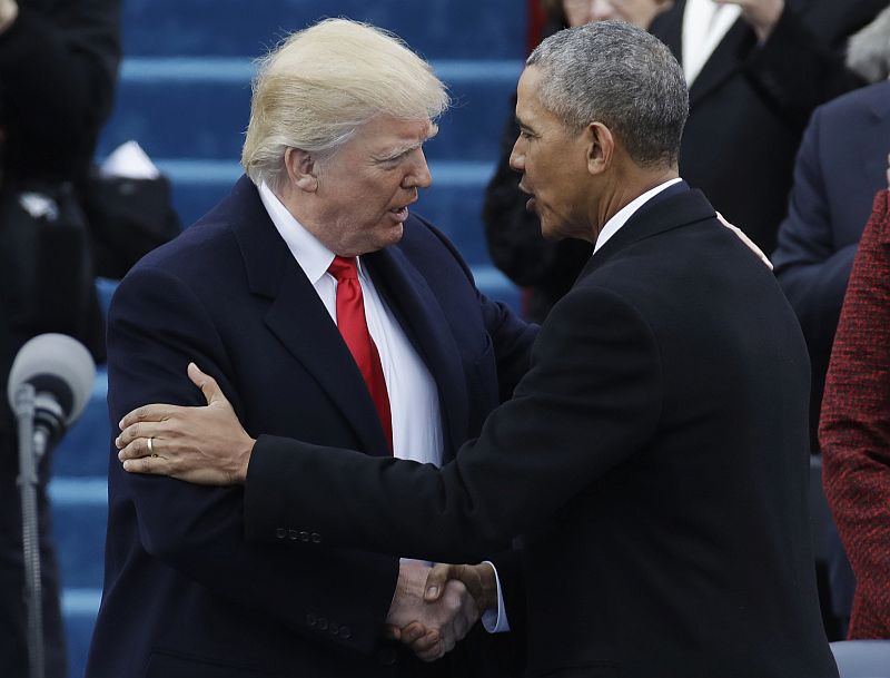 Americký prezident Donald Trump a bývalý prezident Barack Obama.