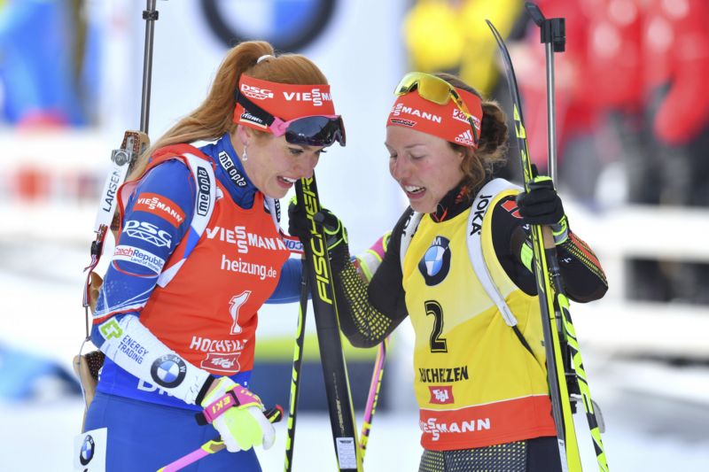 Gabriela Koukalová v cíli s Laurou Dahlmeierovou.