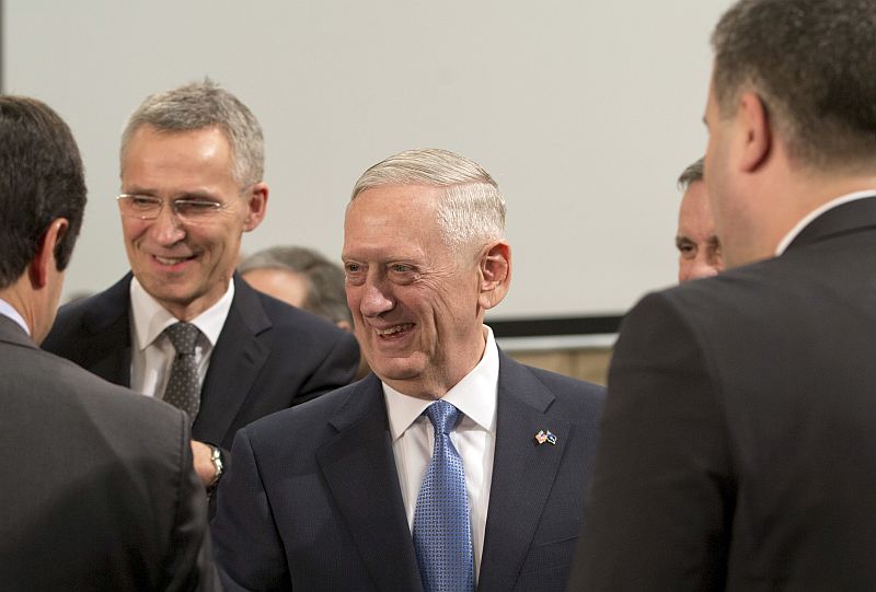Generální tajemník NATO Jens Stoltenberg (vlevo) a americký ministr obrany James Mattis.
