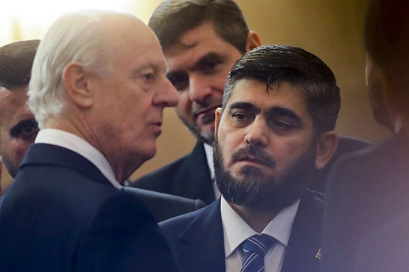 Zvláštní zmocněnec OSN pro hledání mírového řešení konfliktu v Sýrii Staffan de Mistura (vlevo) a zástupce syrských rebelů na jednání v Astaně v lednu.
