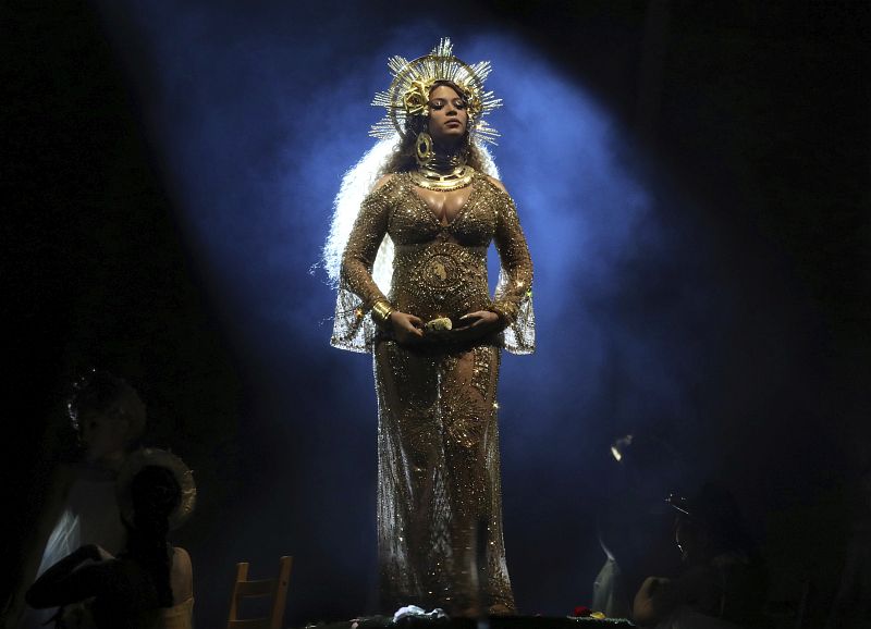 Americká zpěvačka Beyoncé během vystoupení na cenách Grammy. Americká zpěvačka Beyoncé během vystoupení na cenách Grammy.