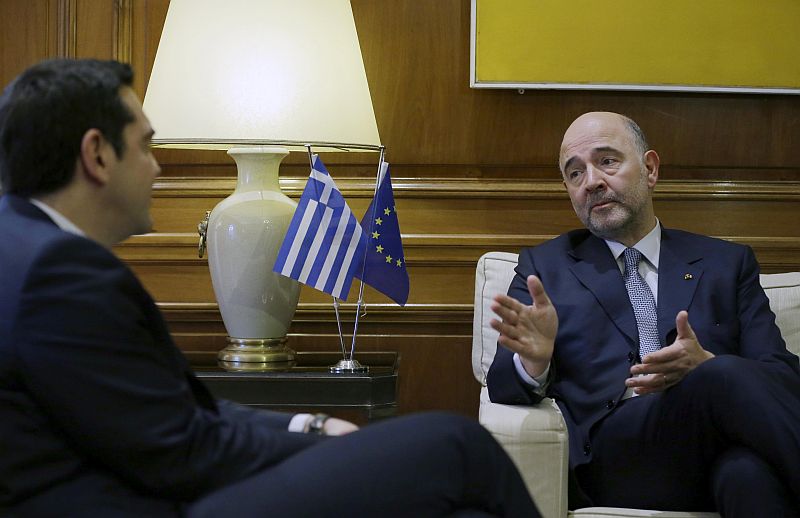 Řecký premiér Alexis Tsipras (vlevo) a evropský komisař pro hospodářské a finanční záležitosti Pierre Moscovici.
