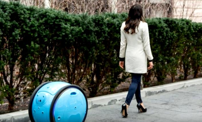 Moderní nákupní taška na kolečkách od italské firmy Piaggio Fast Forward.