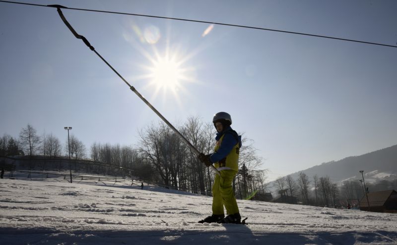 České skiareály slibují na víkendové lyžování dostatek sněhu.