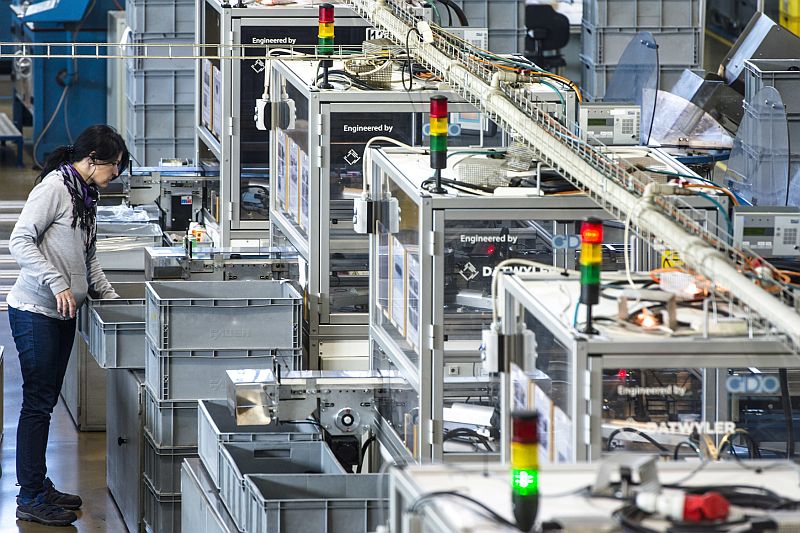 Výrobní linka švýcarské firmy Datwyler Sealing Technologies CZ v Novém Bydžově na Hradecku. Investice by měla přesahovat půl miliardy. Výrobní linka švýcarské firmy Datwyler Sealing Technologies CZ v Novém Bydžově na Hradecku. Investice by měla přesahovat půl miliardy.