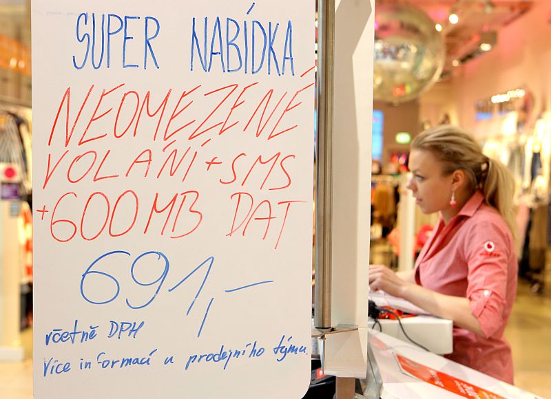 Podle předkládané Mládkovy novely by operátoři již nemohli ve snaze o udržení zákazníka, který chce odejít ke konkurenci, nabízet slevy nebo speciální levnější tarify (ilustrační foto).