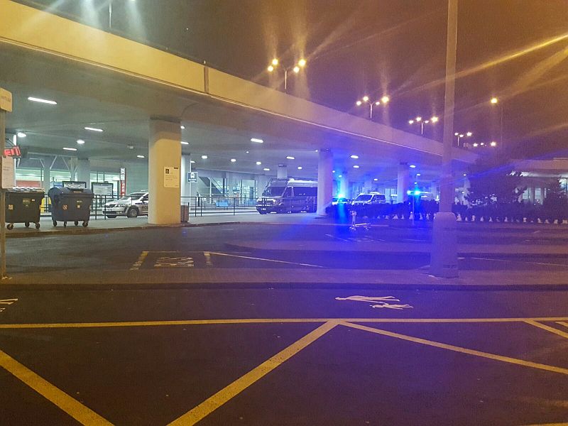 Policisté na pražském letišti.