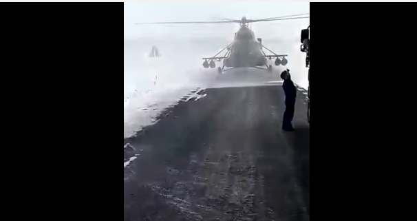 Pilot vrtulníku přistál na silnici, aby se zeptal na cestu.