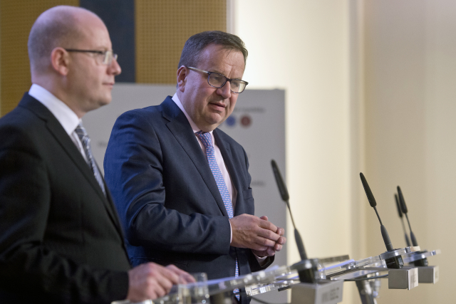 Zleva premiér Bohuslav Sobotka a ministr průmyslu a obchodu Jan Mládek. Zleva premiér Bohuslav Sobotka a ministr průmyslu a obchodu Jan Mládek.