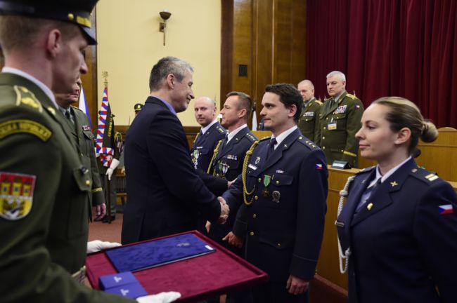 Ministr obrany Martin Stropnický předalával 15. února v Praze záslužné kříže. Ministr obrany Martin Stropnický předalával 15. února v Praze záslužné kříže.