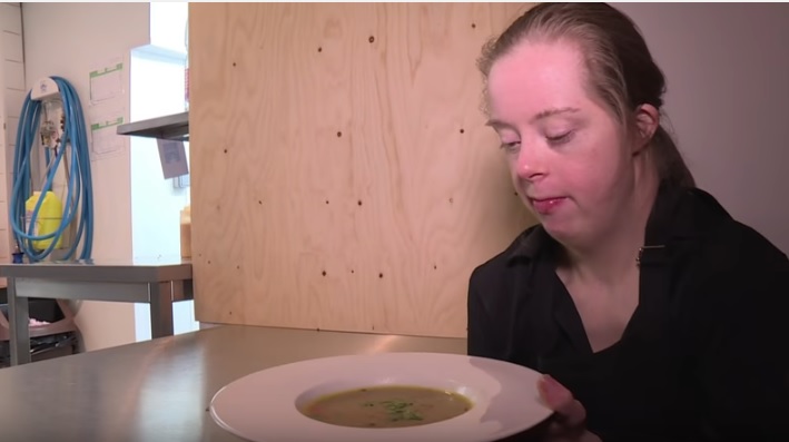 Ve Francii mají restauraci s číšníky s Downovým syndromem.