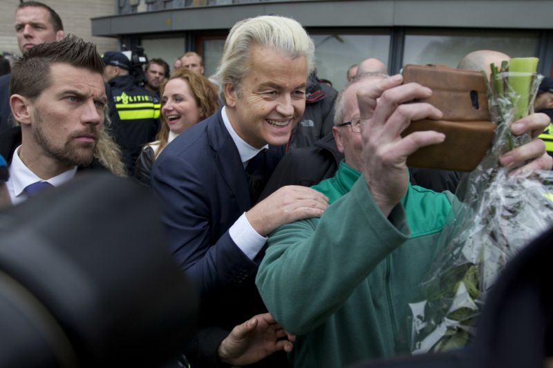 Politik Geert Wilders a jeho příznivec si pořizují selfie.