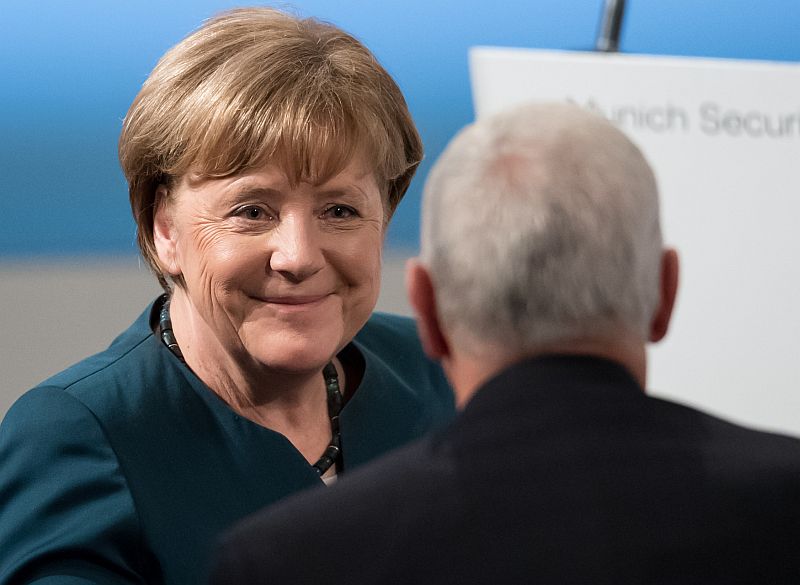Německá kancléřka Angela Merkelová a americký viceprezident Mike Pence.