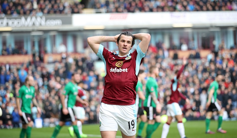 Nechápavé výrazy hráčů Burnley po propadáku s týmem z páté ligy.