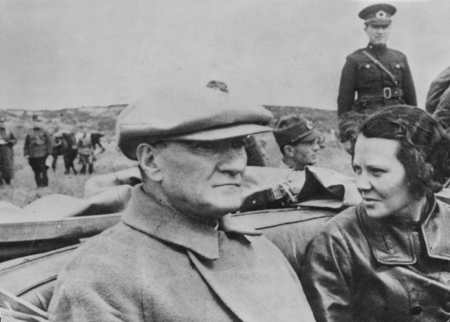 Mustafa Kemal zvaný Atatürk s adoptivní dcerou Sabihou Gökçenovou.