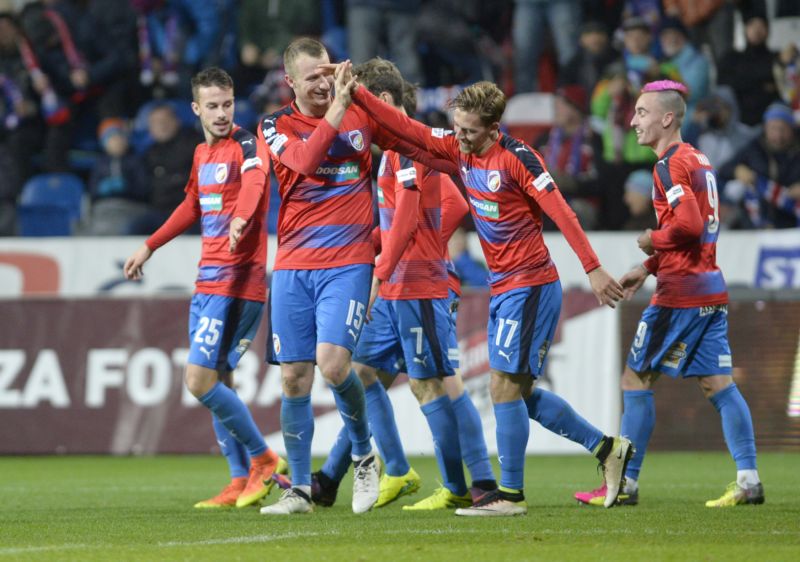 Hráči Viktorie Plzeň se radují z gólu (ilustrační foto).