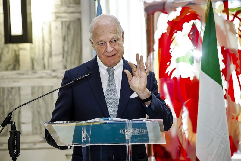 Zmocněnec OSN pro Sýrii Staffan de Mistura. Zmocněnec OSN pro Sýrii Staffan de Mistura.