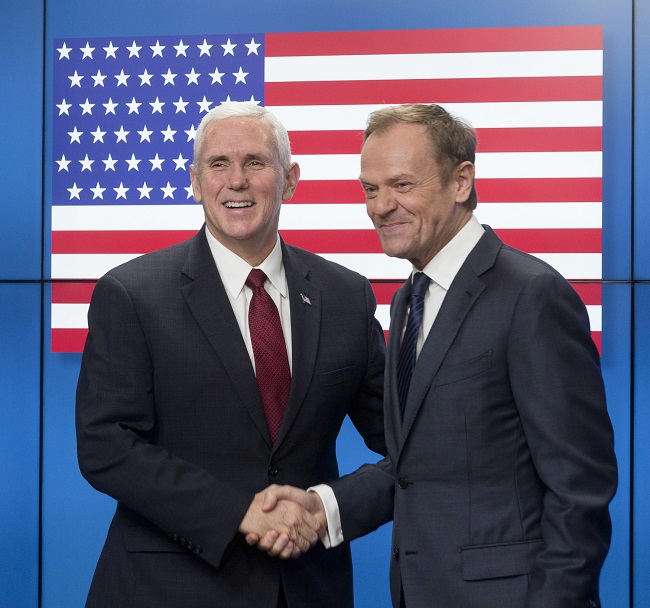 Zleva Mike Pence a Donald Tusk při setkání v Bruselu. Zleva Mike Pence a Donald Tusk při setkání v Bruselu.
