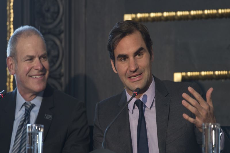 Roger Federer (vpravo) na tiskové konferenci v prostorách Staroměstské radnice.