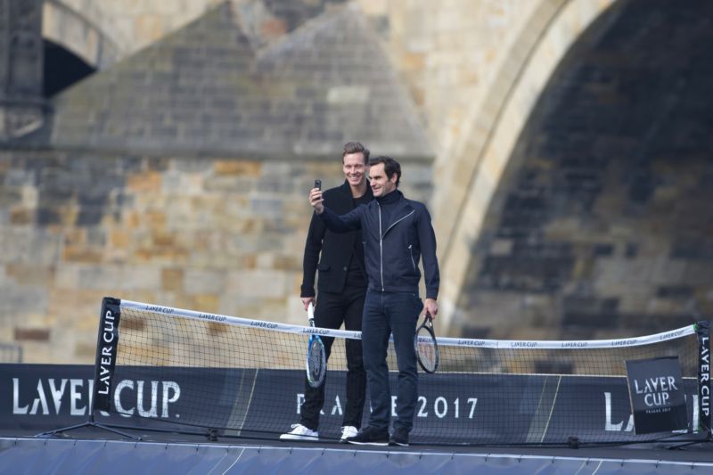 Federera po Praze symbolicky doprovázel český tenista Tomáš Berdych, který by měl na zářijovém Laver Cupu také hrát. Oba tenisté si nejprve zapinkali na improvizovaném kurtu na lodi u Karlova mostu. A nezbytné "selfie" na úvod nemohlo chybět. Federera po Praze symbolicky doprovázel český tenista Tomáš Berdych, který by měl na zářijovém Laver Cupu také hrát. Oba tenisté si nejprve zapinkali na improvizovaném kurtu na lodi u Karlova mostu. A nezbytné "selfie" na úvod nemohlo chybět.
