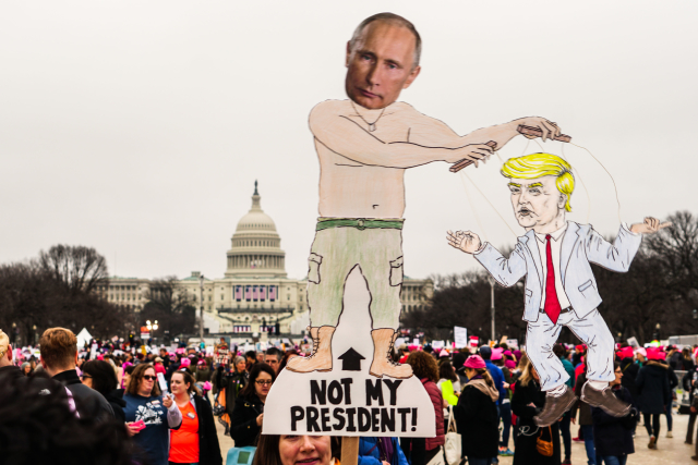 Ženský pochod ve Washingtonu s antiputinovskými a antitrumpovskými transparenty. Ženský pochod ve Washingtonu s antiputinovskými a antitrumpovskými transparenty.
