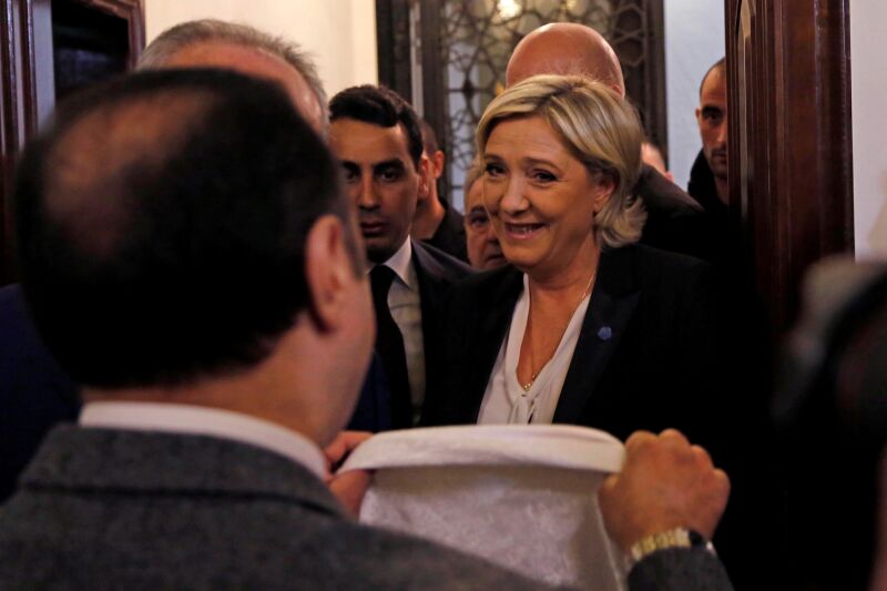 Marine Le Penová si odmítla při schůzce s muslimským duchovním vůdcem zakrýt hlavu.