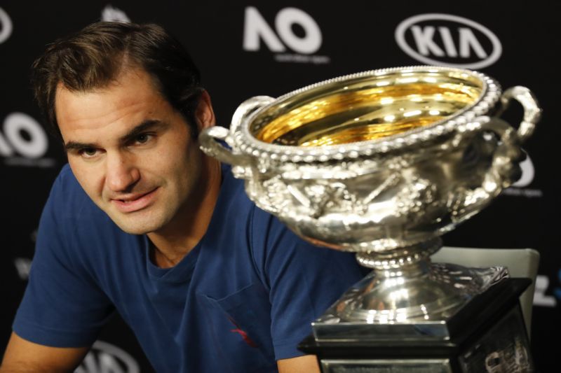 Roger Federer s pohárem pro vítěze Australian open. Roger Federer s pohárem pro vítěze Australian open.