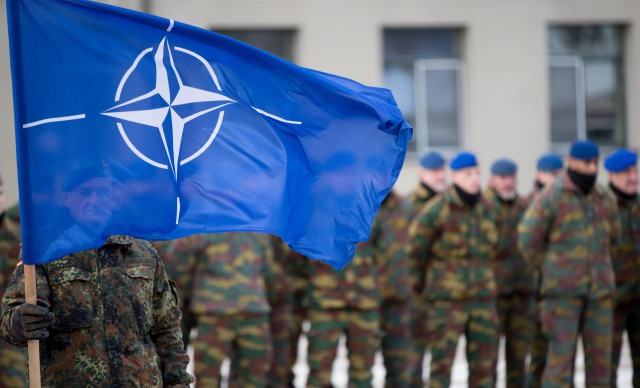 Vojáci s vlajkou NATO. Vojáci s vlajkou NATO.