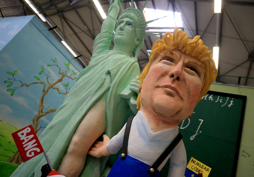 Trump sahá soše Svobody na odhalené stehno.