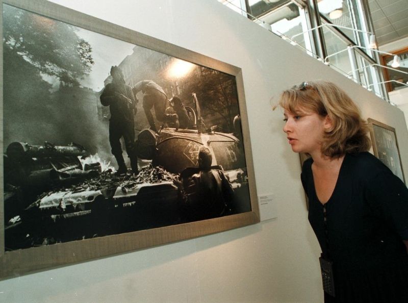 Návštěvnice Pražského hradu si prohlíží fotografii Josefa Koudelky.
