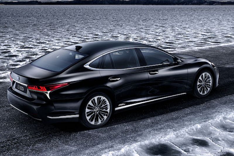 První fotografie velkého hybridního sedanu Lexus LS 500h.