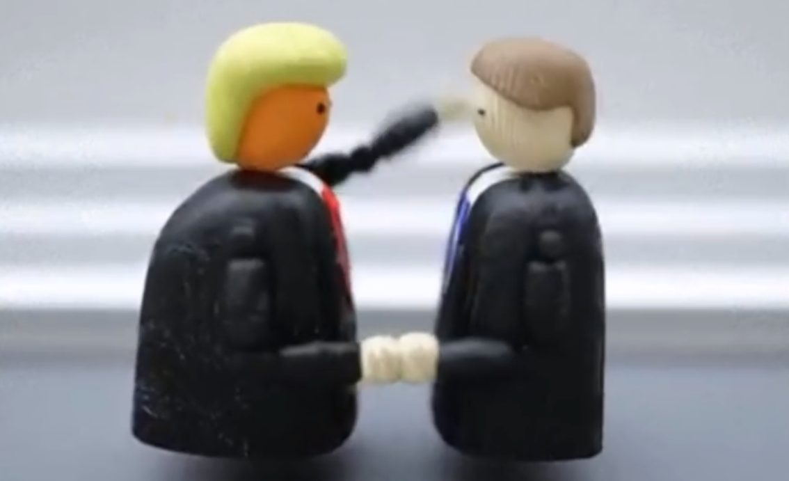 Video Trumpovy techniky podávání ruky baví internet.