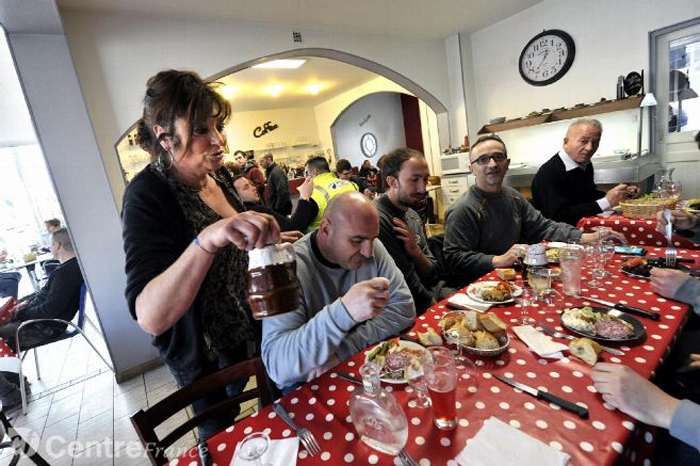 Jídelna pro dělníky má k luxusní michelinské restauraci daleko.