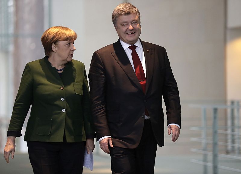 Ukrajinský prezident Petro Porošenko a německá kancléřka Angela Merkelová.