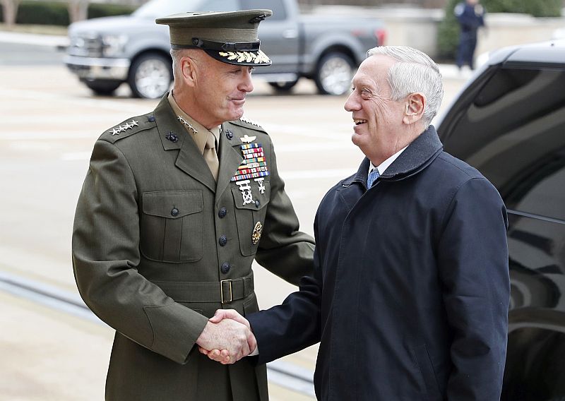 Šéf sboru náčelníků štábů americké armády Joseph Dunford (vlevo) a ministr obrany James Mattis. Šéf sboru náčelníků štábů americké armády Joseph Dunford (vlevo) a ministr obrany James Mattis.