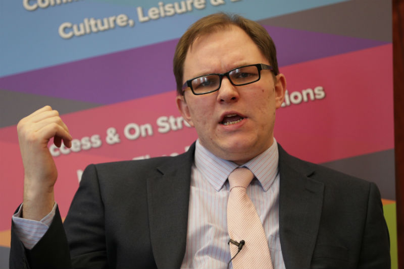 Kandidát opoziční Labouristické strany Gareth Snell.