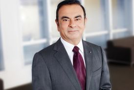 Carlos Ghosn židli neztratil, jen si přesedl.
